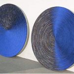 Marcos Coelho Benjamim Roda Azul Latão e madeira 130 cm.