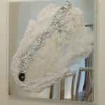 Nuvem Fantasma #2 (Queda) Acrílico, espelho, alto falante e materiais diversos 120 X 120 X 7,5 cm