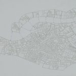 Veneza, Desenho do mapa de Veneza feito com tiras do livro “As Cidades Invisíveis”, 118 x 200 cm