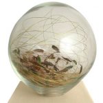 Adriana Banfi Objeto em vidro e penas Assemblage 37 x 30 x 30 cm