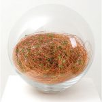 Adriana Banfi Sem Título (bola de vidro) Esfera em vidro soprado, fios de cobre e pedras semi-preciosas 37 cm de diâmetro, 2003
