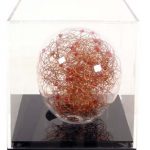 Adriana Banfi Sem título (bola de vidro pequena) Esfera em vidro soprado, fios de cobre e madeiras pintadas 9,5 cm diâmetro, sem data