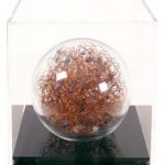 Adriana Banfi Sem título (bola de vidro pequena) Esfera em vidro soprado, fios de cobre e pedras semi-preciosas 9,5 cm diâmetro, sem data