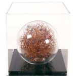 Adriana Banfi Sem título (bola de vidro pequena) Esfera em vidro soprado, fios de cobre e pedras semi-preciosas 9,5 cm diâmetro, 2003