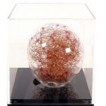Adriana Banfi Sem título (bola de vidro pequena) Esfera em vidro soprado, fios de cobre e madeiras pintadas 9,5 cm diâmetro, 2003