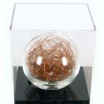 Adriana Banfi Sem título (bola de vidro pequena) Esfera em vidro soprado, fios de cobre e pedras semi-preciosas 9,5 cm diâmetro, 2003