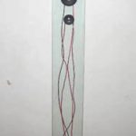 Paulo Vivacqua Anemona 2 canais de audio, vidro, alto falantes e fios, 1 microsystem 103,5×16 cm