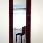 01-Nazareth Pacheco Espelho Cadeira de Acrílico e vidro 185 x 77 x 3 cm, 2007.