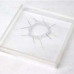 Sem Título, Cristal e agulha de acupuntura, 20 x 20 x 3 cm, 2005