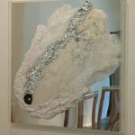 Paulo Vivacqua Nuvem Fantasma #2 (Queda) Acrílico, espelho, alto falante e materiais diversos 120 X 120 X 7,5 Cm, 2011.