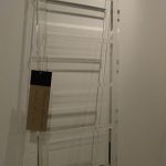 Anna Paola Protasio, Peso, Escada de acrílico e etiqueta, 200 x 50 x 5 cm, Edição 3/3, 2011.