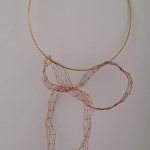 Dayse Xavier, Nó do desejo, Metal e rede em fio de cobre, 72 x 38 cm.