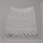 Nazareth Pacheco Saia Cristal e Agulha de Bisturi 50 x 50 x 12 cm