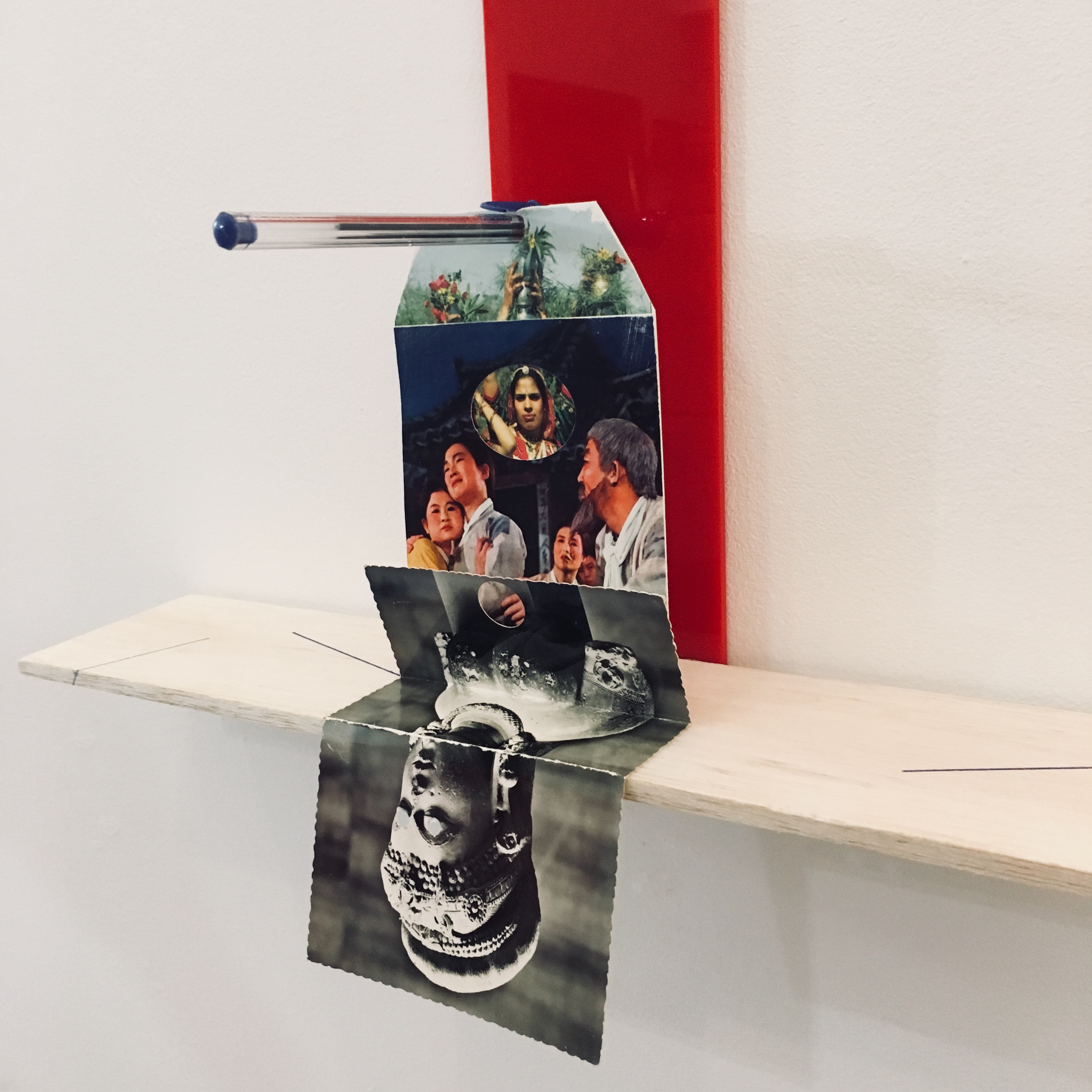 Gê Orthof, Máquinas Mínimas, Salé opera buste de femme, Acrílico, postais, balsa e caneta bic, 35 x 40 x 15 cm, Desenho assemblage, 2018 detalhe