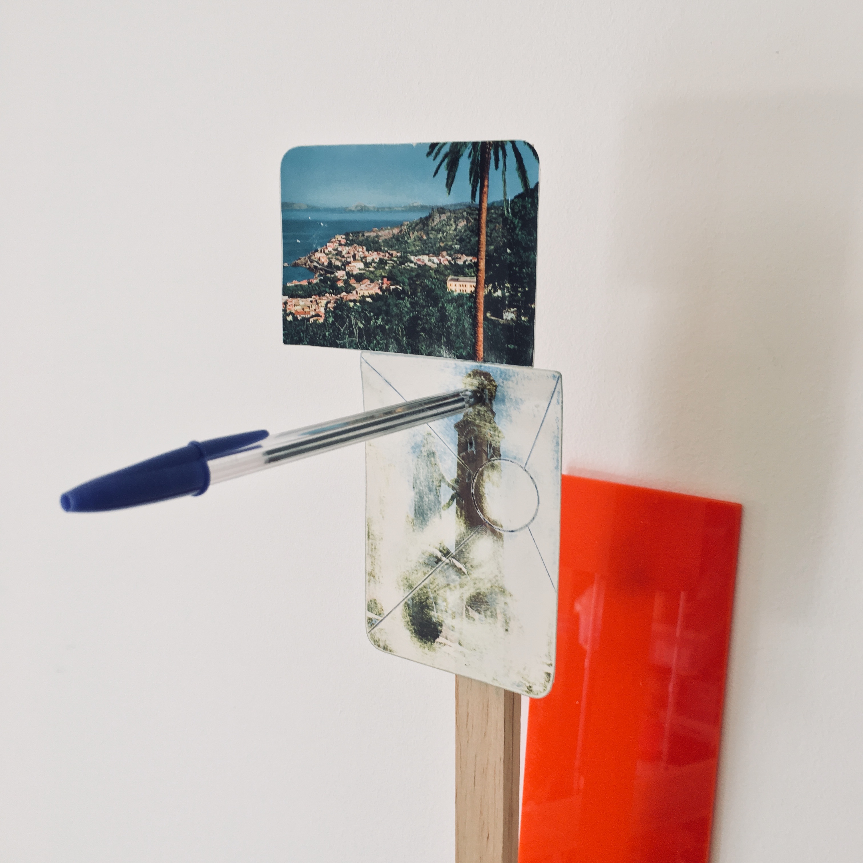 Gê Orthof, Máquinas mínimas, Casamicciola panorama, Acrílico, postais, balsa e bic. Desenho assemblage, 63 x 21 x 6 cm, 2018 detalhe