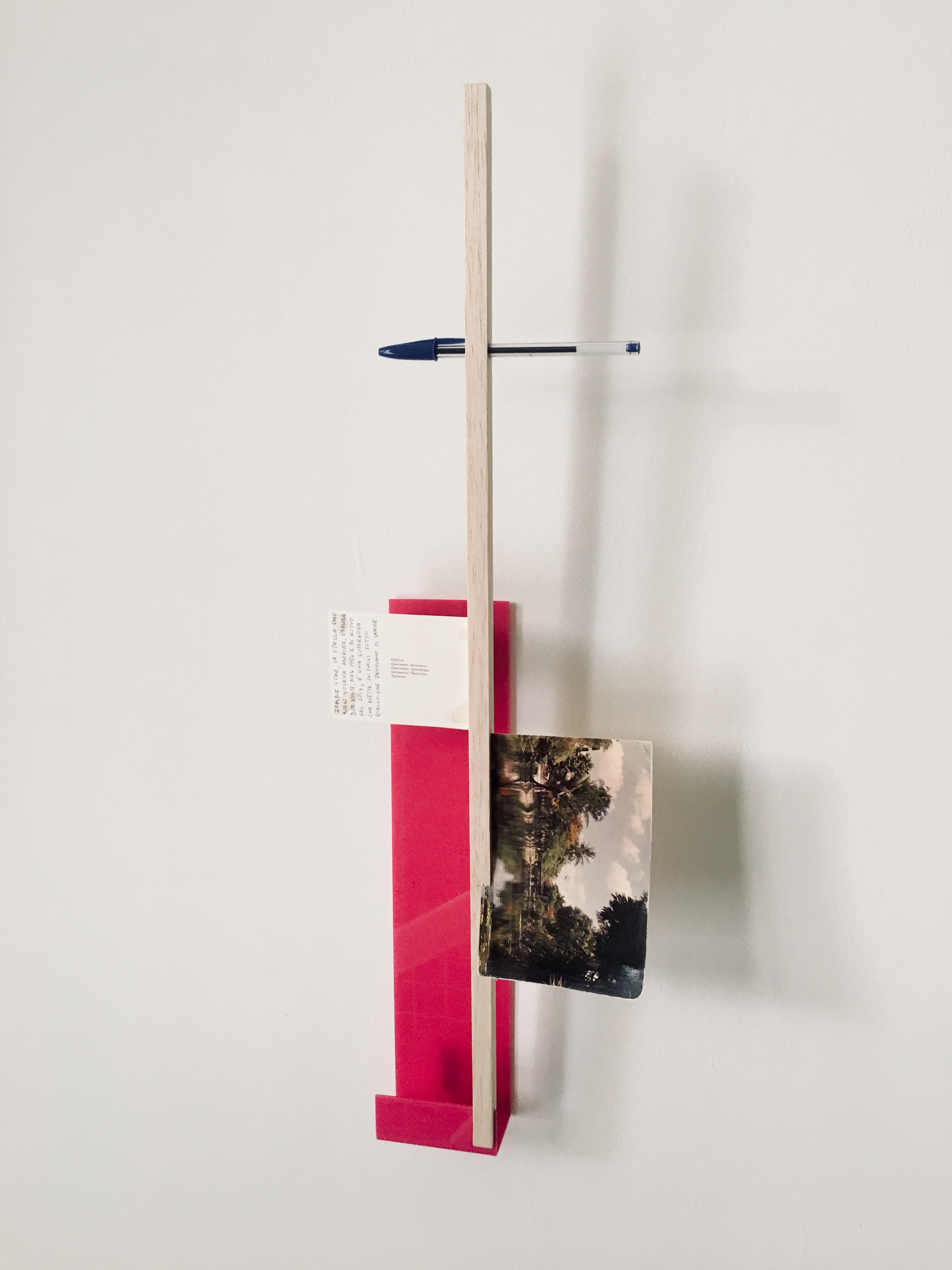 Gê Orthof, Máquinas mínimas, Padova Ho Chi Minh, acrílico, postais, balsa e bic, desenho assemblage, 63 x 21 x 6 cm, 2018