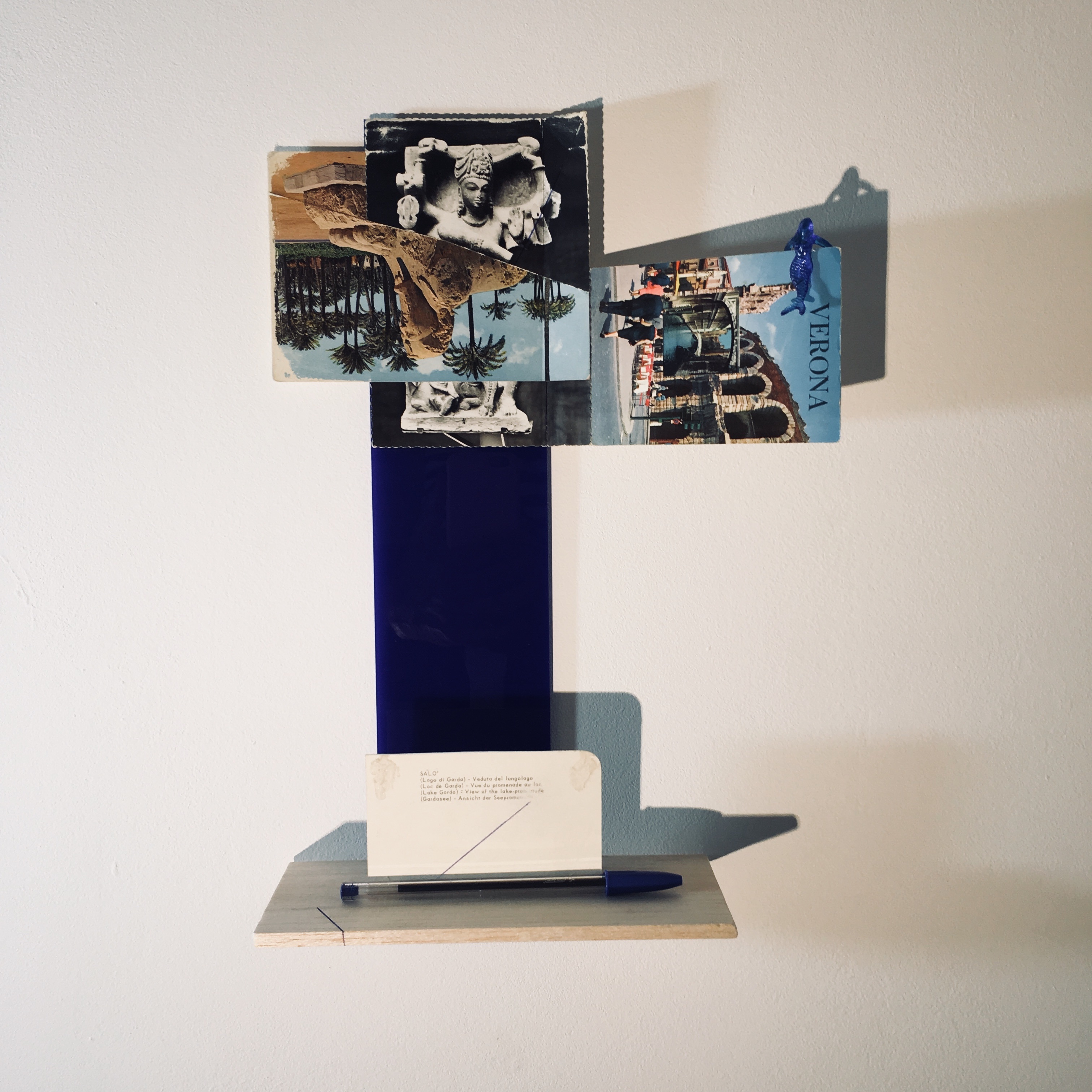 Gê Orthof, Máquinas mínimas, Salo’ çiva verona sphinx, Acrílico, postais, balsa e miniatura plástica, desenho-assemblage, 35 x 25 x 9 cm, 2018