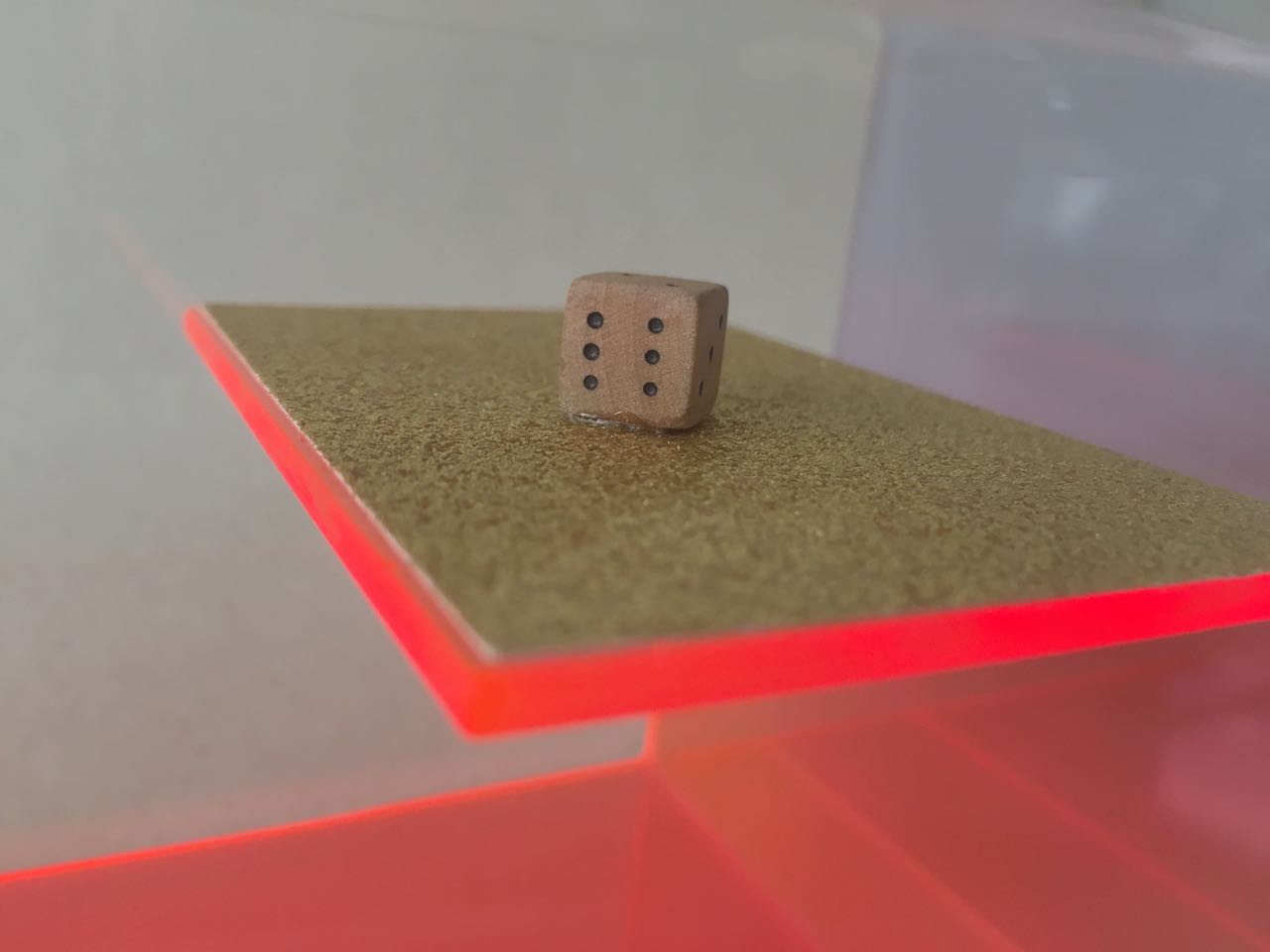 Gê Orthof, Série Son]h[adoras dado coelho caveira, objeto instalação em acrílico, caixa de música As Time Goes By e miniaturas, 10 x 10 x 40 cm, 2017 - detalhe