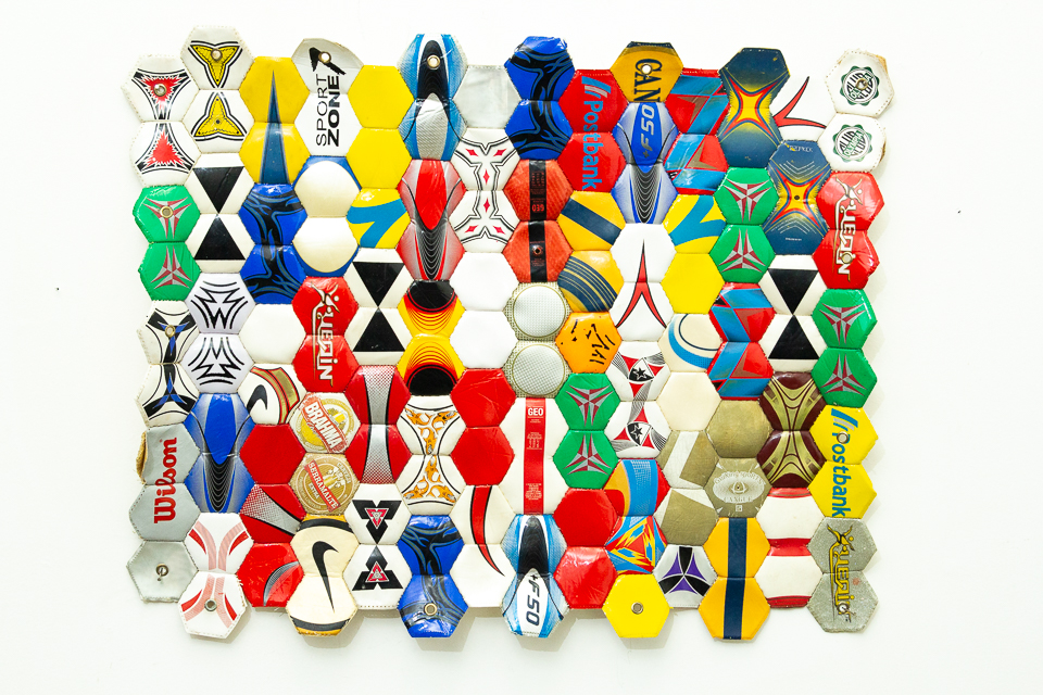 Cada Um Por Sí, Bolas de futebol abertas e recosturadas, 70 x 90 cm, 2013