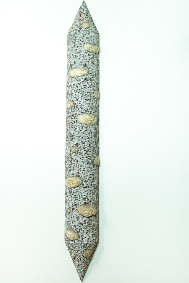 Ralador, Objeto em zinco e pelúcia, 220 x 25 cm, 1994