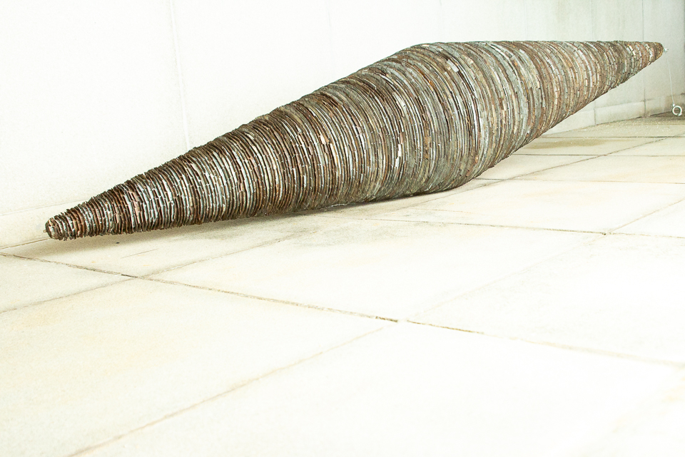 Cone, Zinco oxidado e madeira, 290 x 50 cm de diâmetro, 1991.