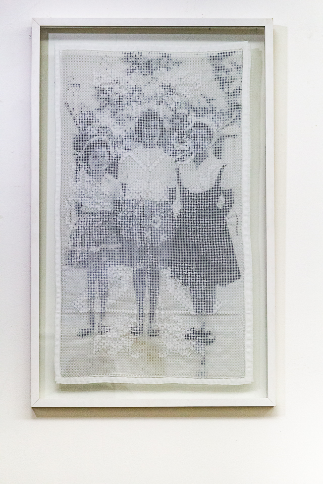Christus Nóbrega, Três Irmãs de saia - série Labirinto, Impressçao sobre linho rendado, 106 x 66 cm,2017, Tiragem 1 de 5