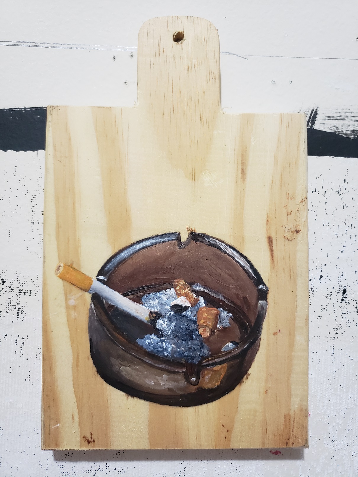 Julia Debasse, Dos Gardenias - Cinzeiro, Acrílica sobre tábua de carne, 24,5 x 14,5 x 2,5 cm, 2020