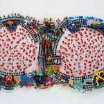 Ferrorama, plástico, capacitores e arame, 90 x 170 cm, 2009.