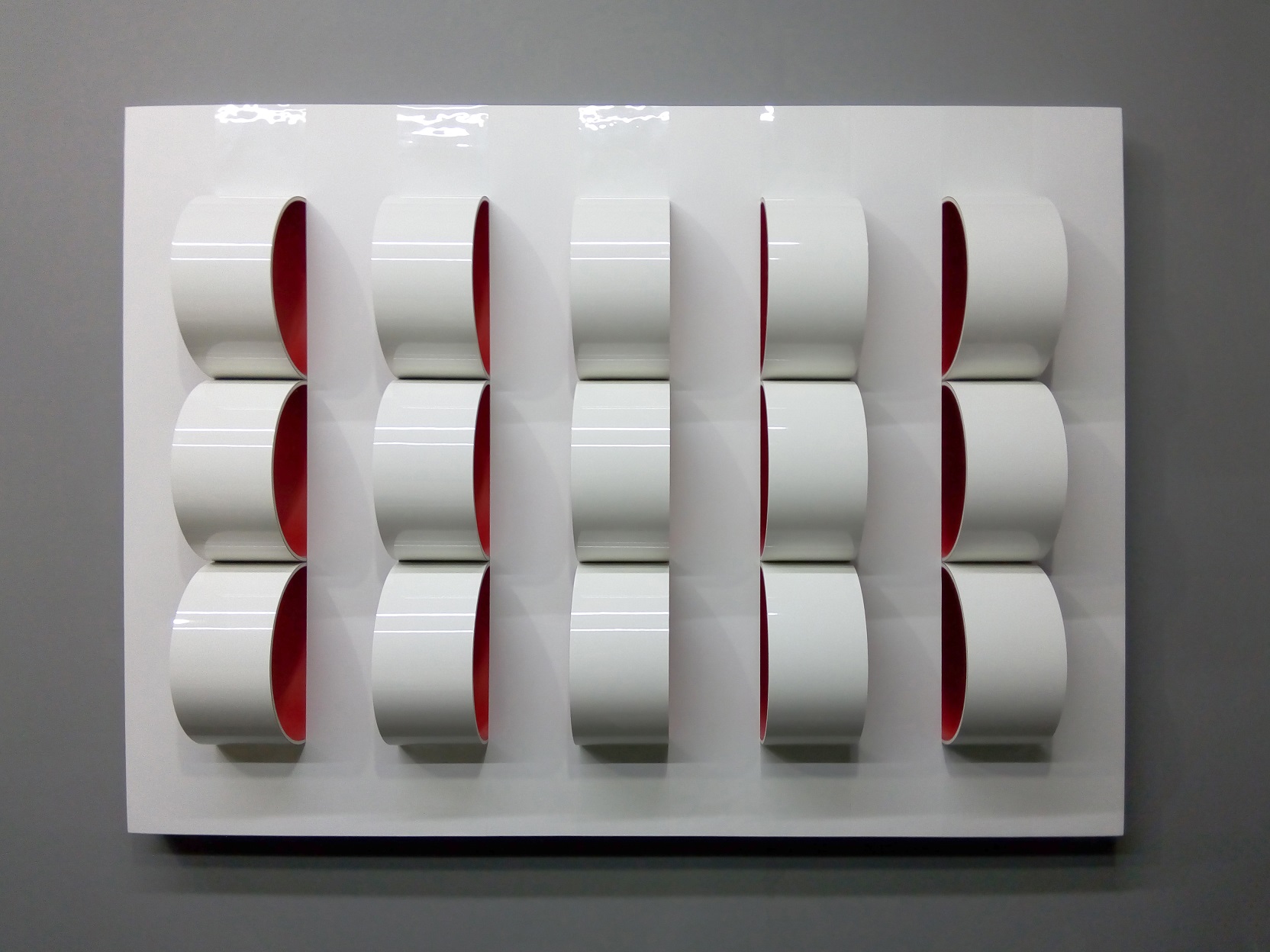 Robson Macedo, Quarto Crescente,Formica, PET, PVC e espelho sobre madeira. 110 x 81 x 15 cm FRENTE