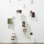 Vitor mizael, Sem Título, caixas de madeira, tinta acrilica, cabos de aço e suporte de plantas, dimensões variadas, 2014