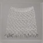 Nazareth Pacheco Saia Cristal e Lâminas de bisturi 56 x 56 x 8 cm., 2009.