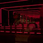 Tomaz Ribas, Túnel, Estrutura de ferro, espelhos, vidros e LEDs, 450 X 445 X 207 cm, 2013.