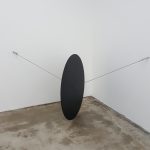 Sem Título, Escultura em chapa de aço pintado e cabo de aço, 100 cm de diâmetro, 1968/2008