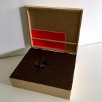 Gê Orthof, O Cacófato da Viela, caixa em mdf com balsa, acrílico, feltro, lixa, cristais e miniaturas diversas, 24 x 21 x 26 cm(aberta), 2017.