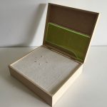 Gê Orthof, A Silabada Gratúita, caixa em mdf com balsa, acrílico, feltro, lixa, cristais e miniaturas diversas, 24 x 21 x 26 cm(aberta), 2017.