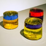 Amélia Toledo, A onda, Cilindro de PVC com liquido e óleo coloridos, 10 x 10 cm, múltiplo