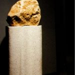 Amélia Toledo, Impulso (série), Bloco de pedra polida e semi polida sobre coluna de concreto, 120 x 40 x 25 cm, 1999 - 2017