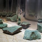 Amélia Toledo, Praça das Cores do Escuro, Bobina de metal espelhada e 15 pedras de quartzo verde e amazonita, medidas variadas