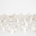Brisa Noronha, Sem Título - Série Formas, têmpera sobre papel, caneta permanente sobre papel de porcelana (instalação), 80 x 120 cm e 25 x 310 x 170 cm, 2018