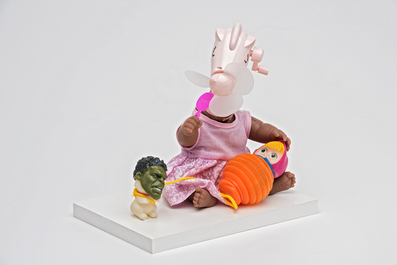 Avilmar Maia, Mamma, partes de bonecos, animais de borracha, 20 x 20 x 15 cm, 2017