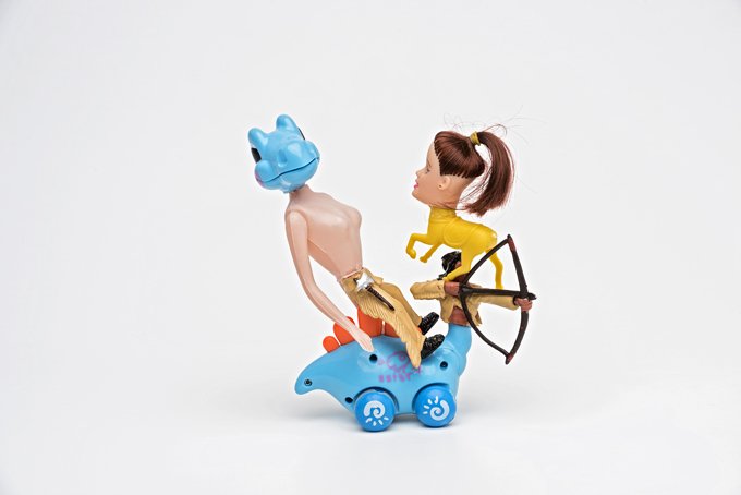 Avilmar Maia, Édipo com a Esfinge, partes de bonecos, animais de borracha, 17 x 16 x 10 cm, 2017
