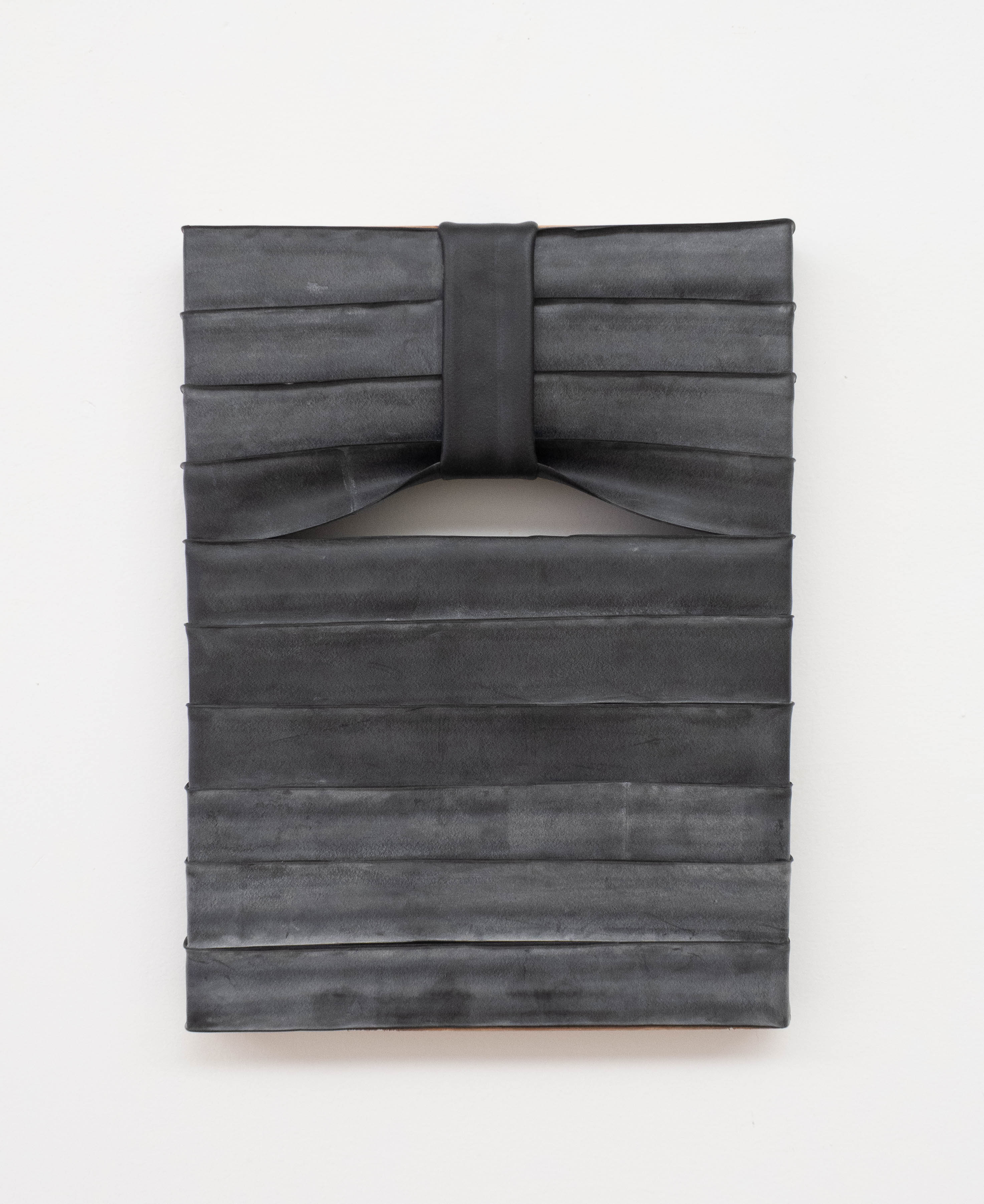 Fernando Soares, Mimetismo 25, Borracha sobre chassi de madeira, 40 x 30 cm, 2019