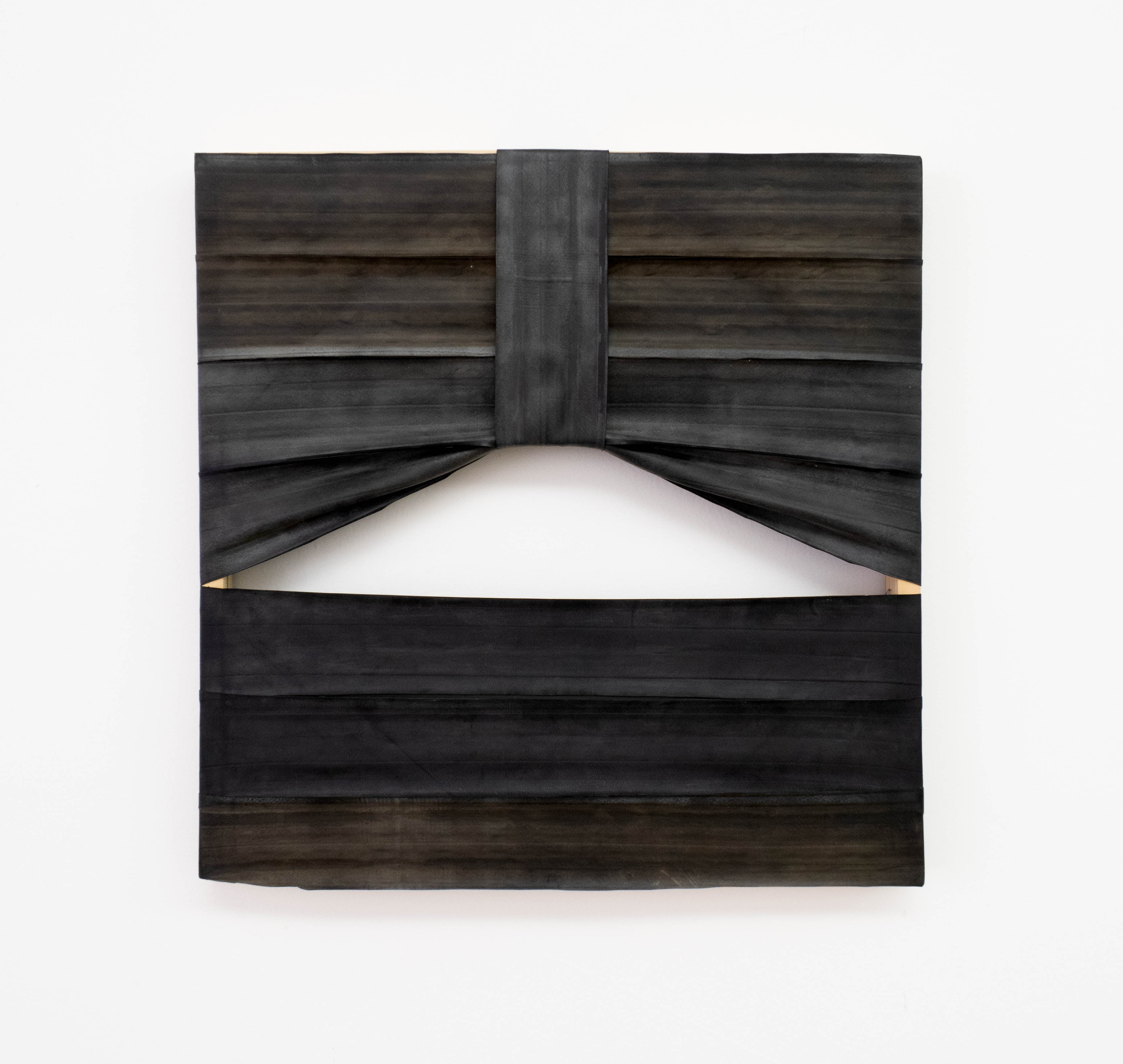 Fernando Soares, Série Força 1, Borracha sobre chassi de madeira, 60 x 60 cm, 2019