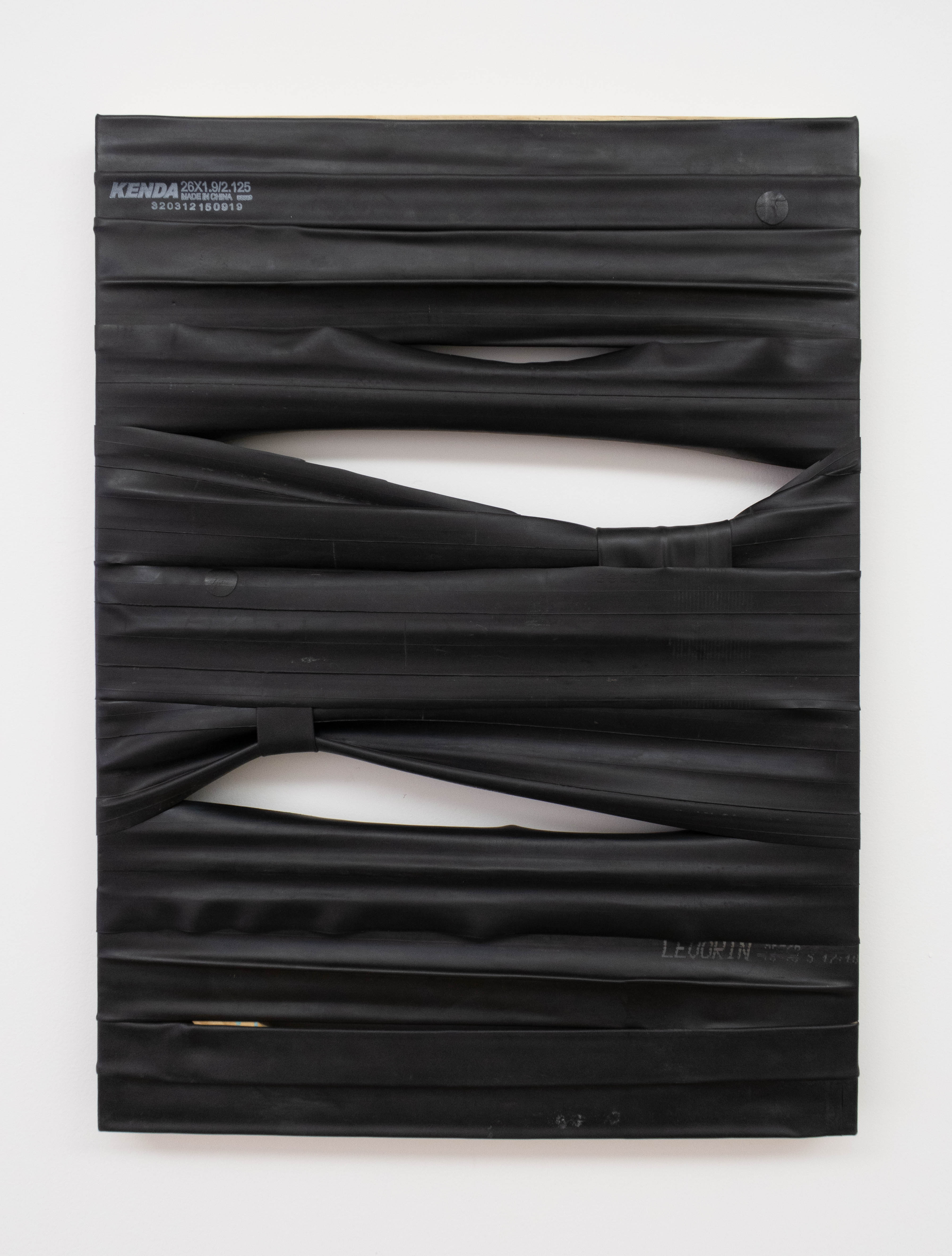 Fernando Soares, Série Força 18, Borracha sobre chassi de madeira, 80 x 60 cm, 2019