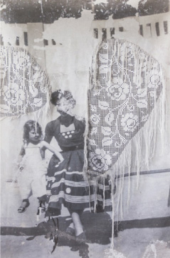 Christus Nóbrega, A menina e a moça de saia rodada, impressão sobre linho rendado, 110 x 150cm, 2017