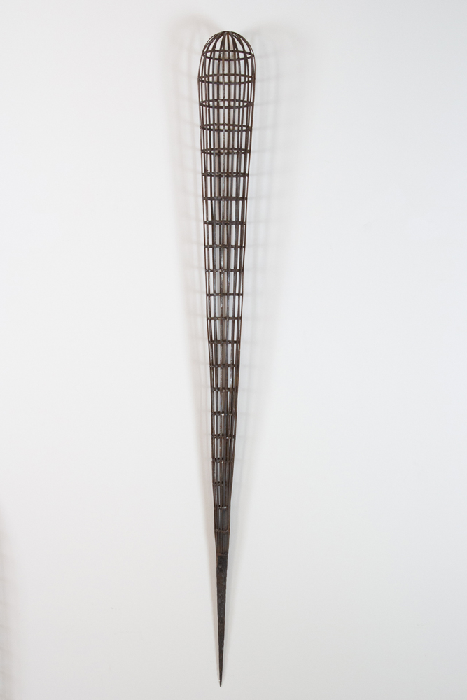 Marcos Coelho Benjamim, Sem Título, Escultura em ferro e solda, 152 x 42 cm de diâmetro