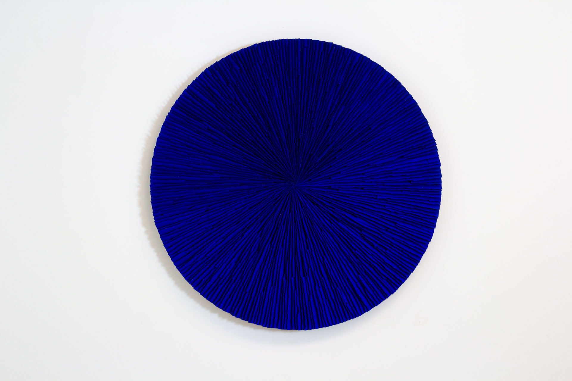 Marcos Coelho Benjamim, Roda, Zinco pintado e madeira, 100 cm de diâmetro, 2015