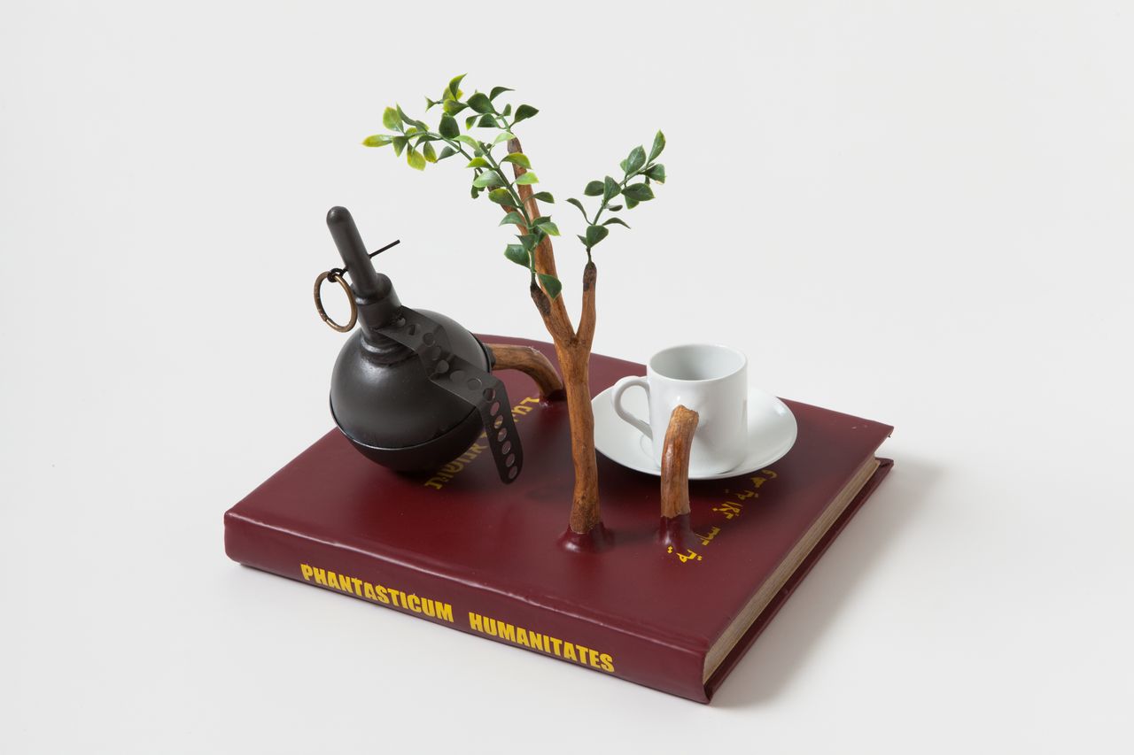 Camille Kachani, Livro com xícara e granada, 25 x 27 x 24 cm, Técnica mista, 2016
